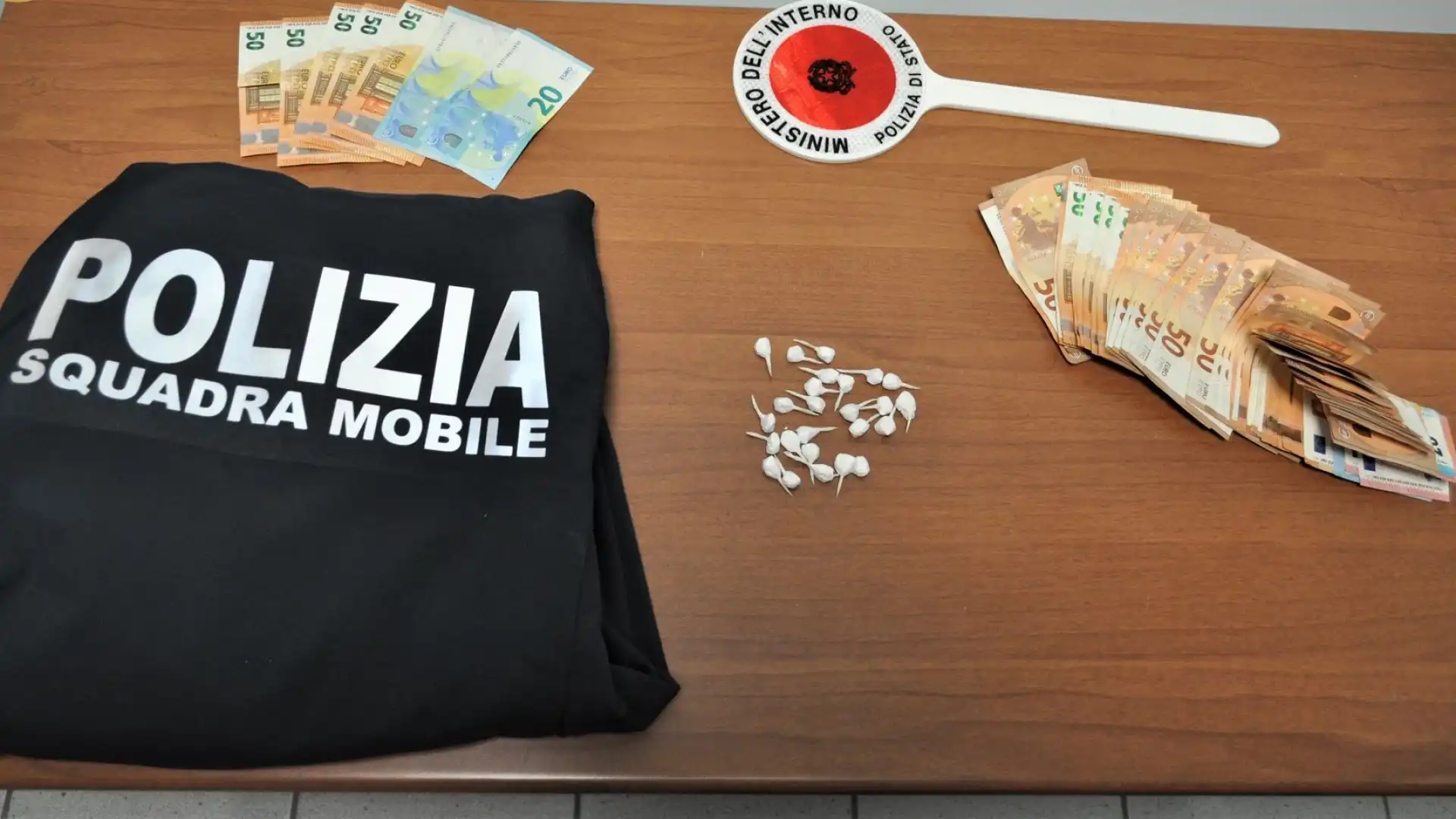 Isernia: blitz antidroga della Squadra Mobile. Rinvenute in abitazione privata 25 dosi di cocaina e 3mila euro in contanti.